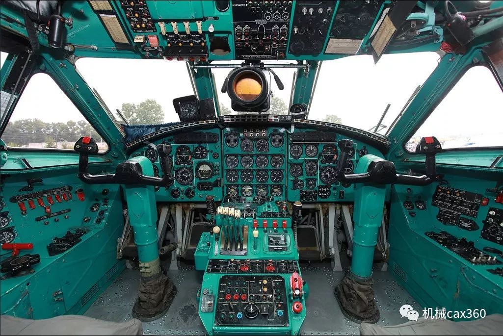 5吨) 安-22驾驶舱离地面很高,能容纳5至6名空勤人员,后货舱与主货舱