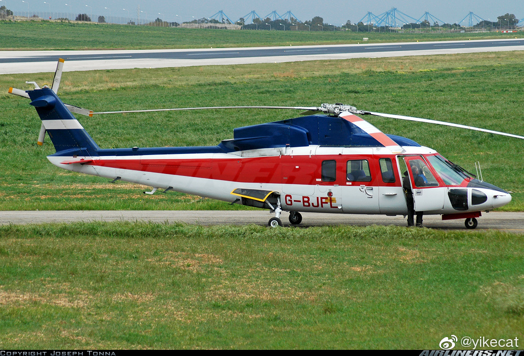 配有两台透博梅卡-阿赫耶1s1涡轴发动机的s-76直升机.