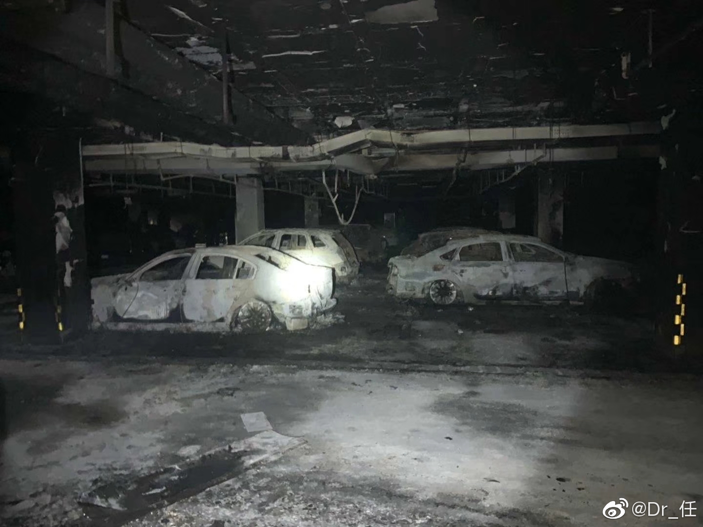 昨晚万科一小区地下车库车辆自燃起火,看看这惨状