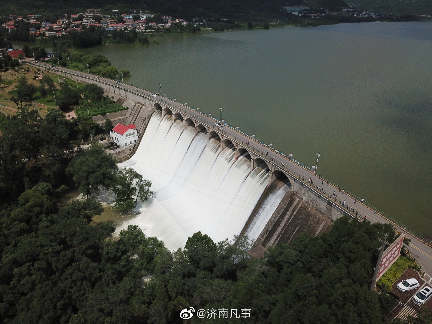 十条白练垂空,咆哮而下!济南锦绣川水库泄洪闸十孔全开,场面壮观