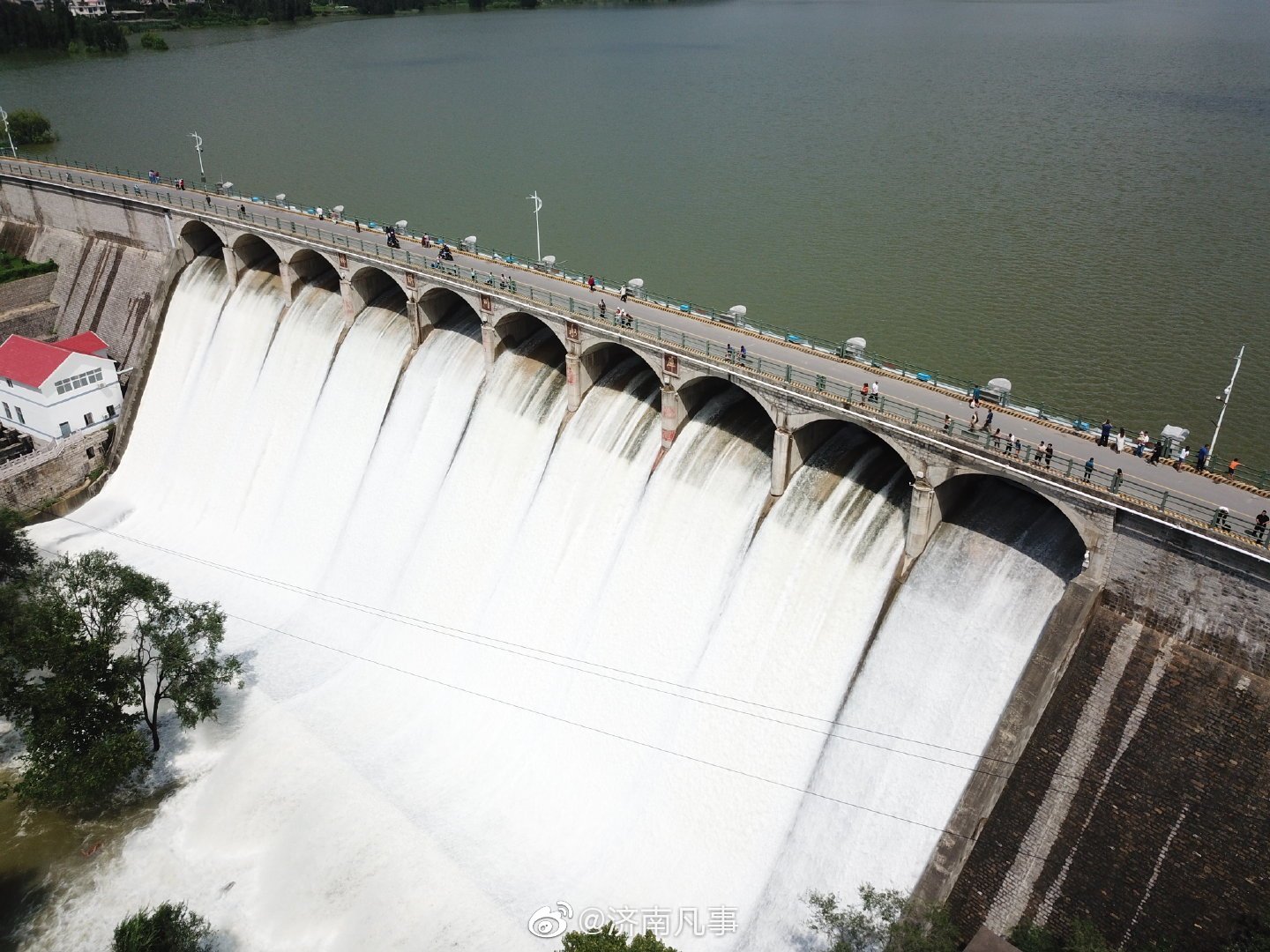 十条白练垂空,咆哮而下!济南锦绣川水库泄洪闸十孔全开,场面壮观