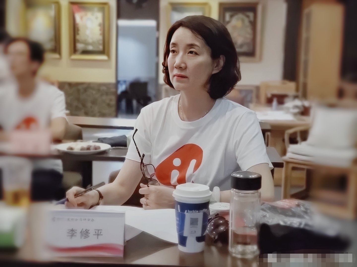 时隔4年国脸李修平再次亮相央视,穿着时尚举止优雅,还是那么美