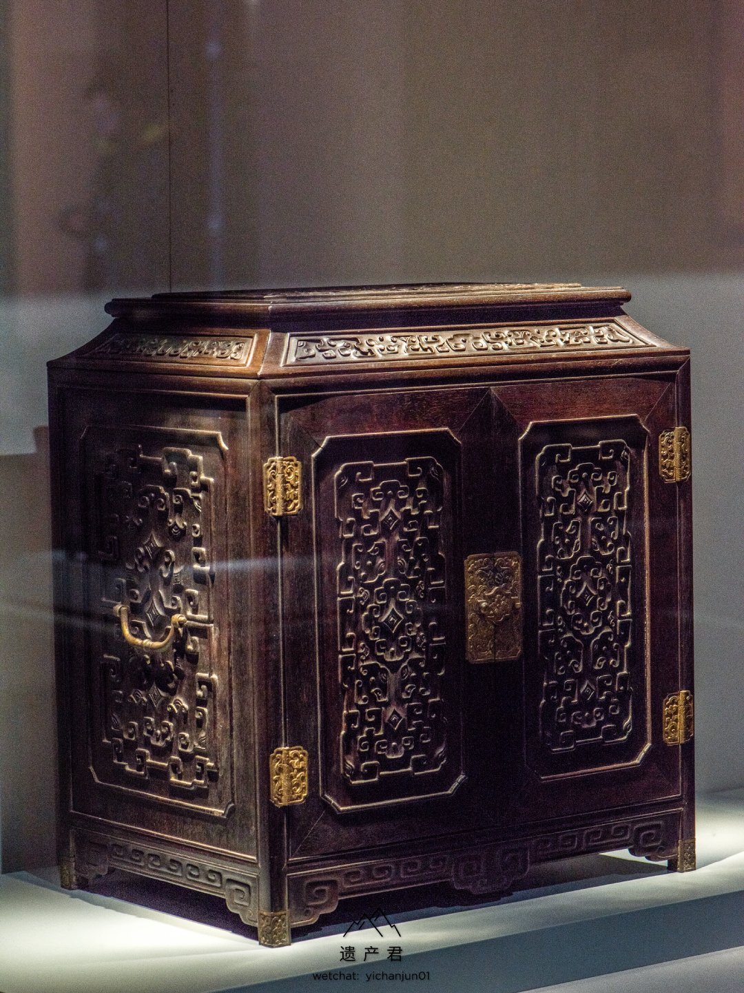 沈阳故宫博物院藏· 清代紫檀雕花文具箱