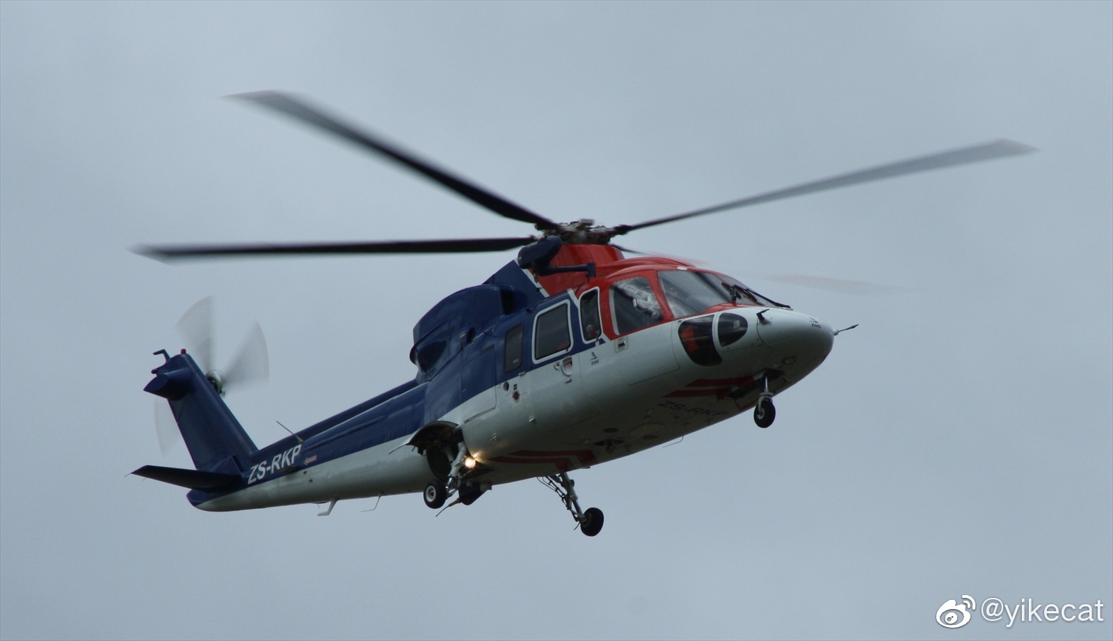 配有两台透博梅卡-阿赫耶1s1涡轴发动机的s-76直升机.