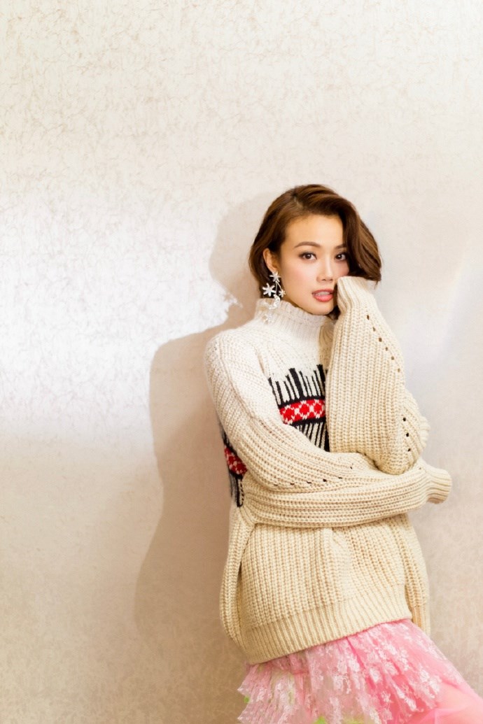 容祖儿慵懒毛衣搭配蛋糕裙美成少女模样,一串星月耳环成最大亮点