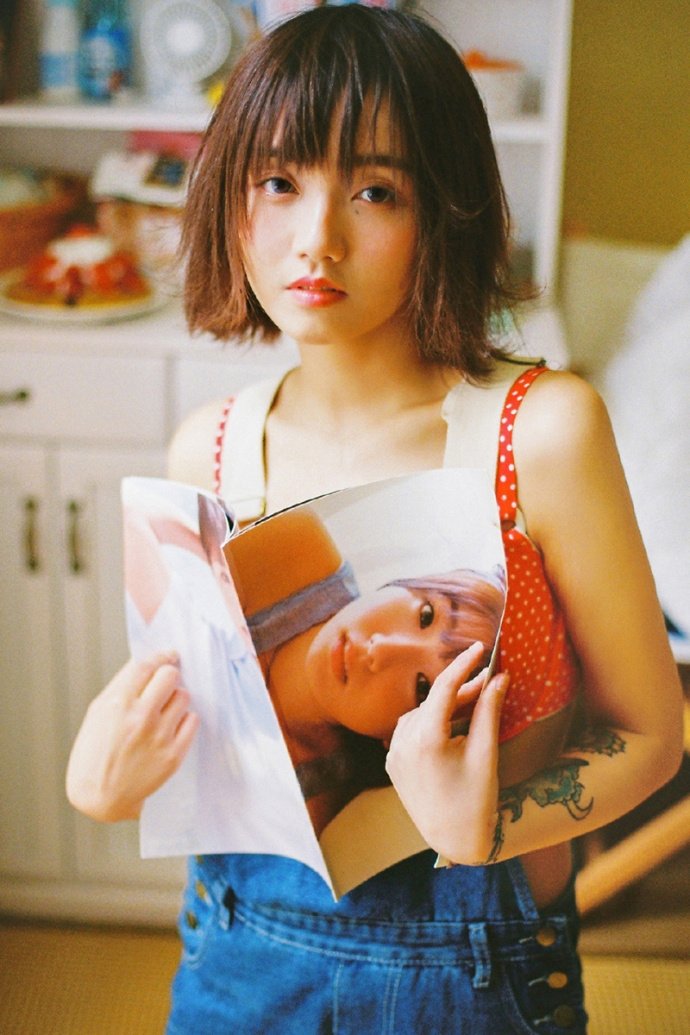 蓬松短发美女性感红色小内衣牛仔裤坚挺写真集|写真集|短发|牛仔裤