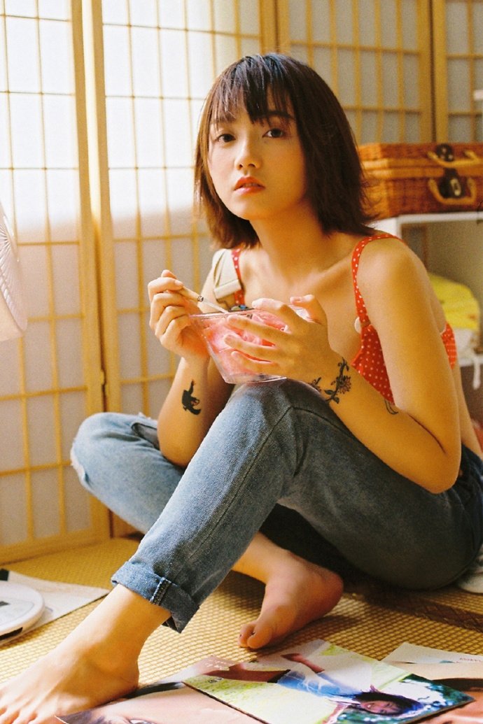 蓬松短发美女性感红色小内衣牛仔裤坚挺写真集|写真集|短发|牛仔裤