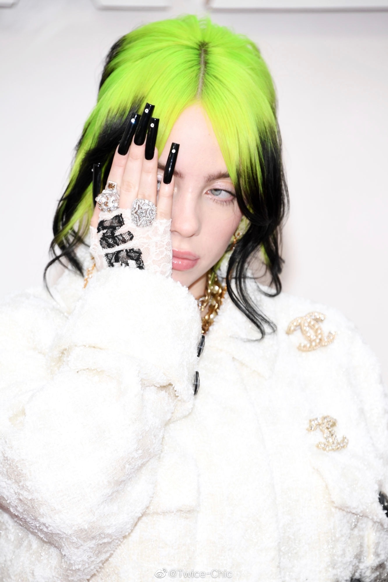 billie eilish碧梨第92届红毯造型,身着chanel斜纹软