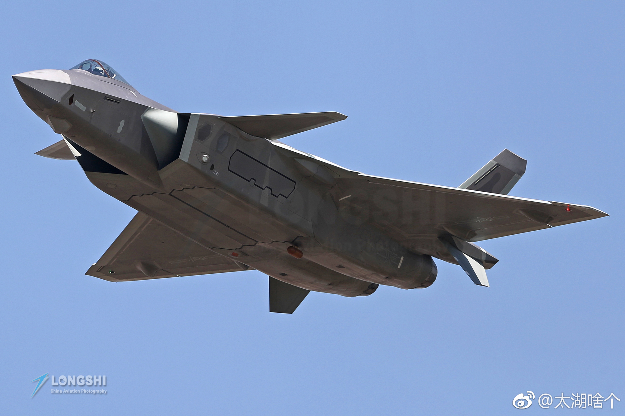 歼-20威龙战斗首飞已有8年,这是我国研制的第一款隐身战斗机