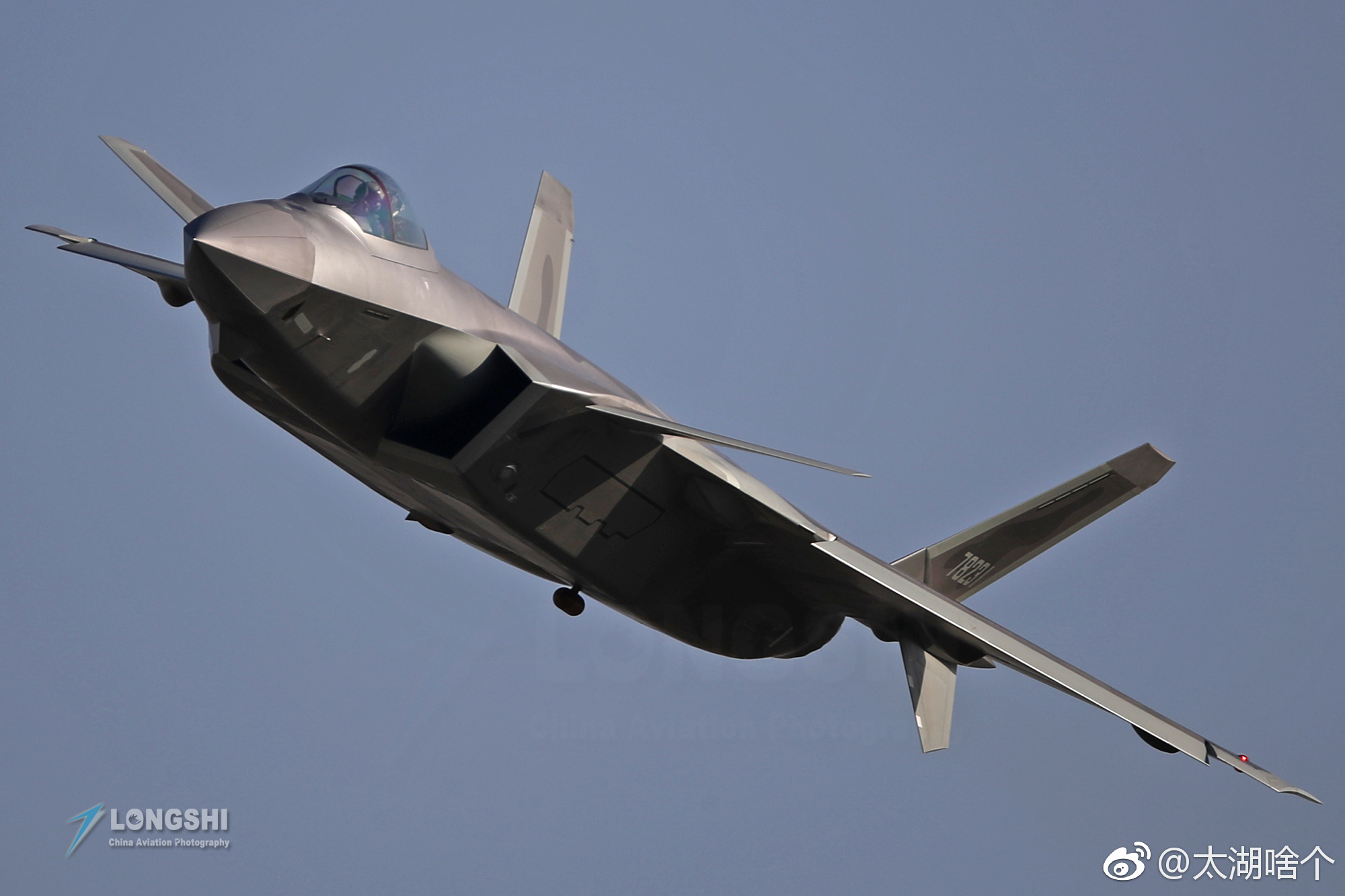 歼-20威龙战斗首飞已有8年,这是我国研制的第一款隐身战斗机