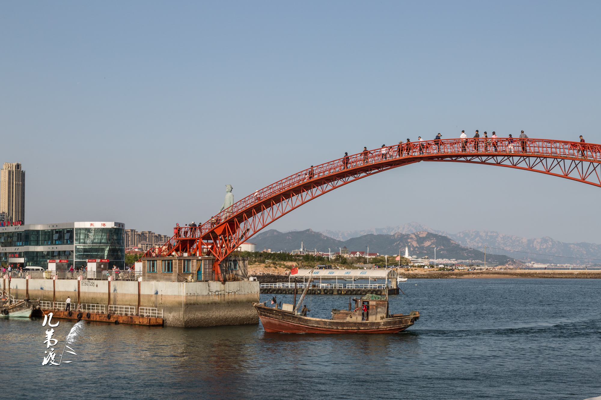 青岛水准零点(一)位于青岛市东海中路银海大世界内的"中华人民共和