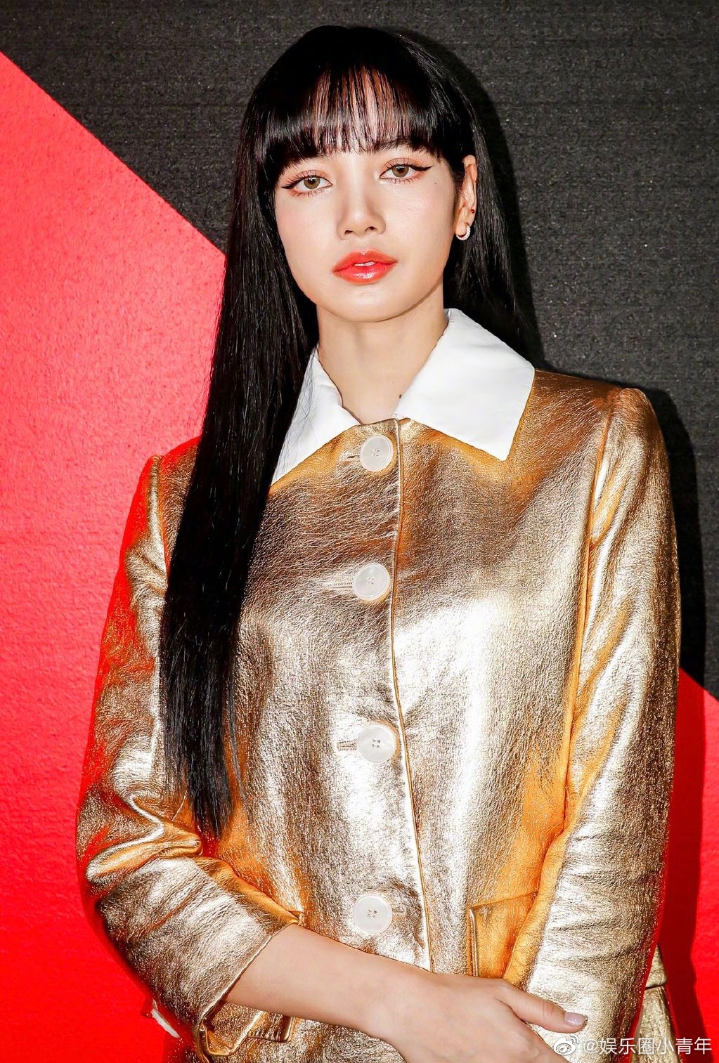 Lisa身着金色套装 出席prada米兰大秀 新发型神似小松菜奈