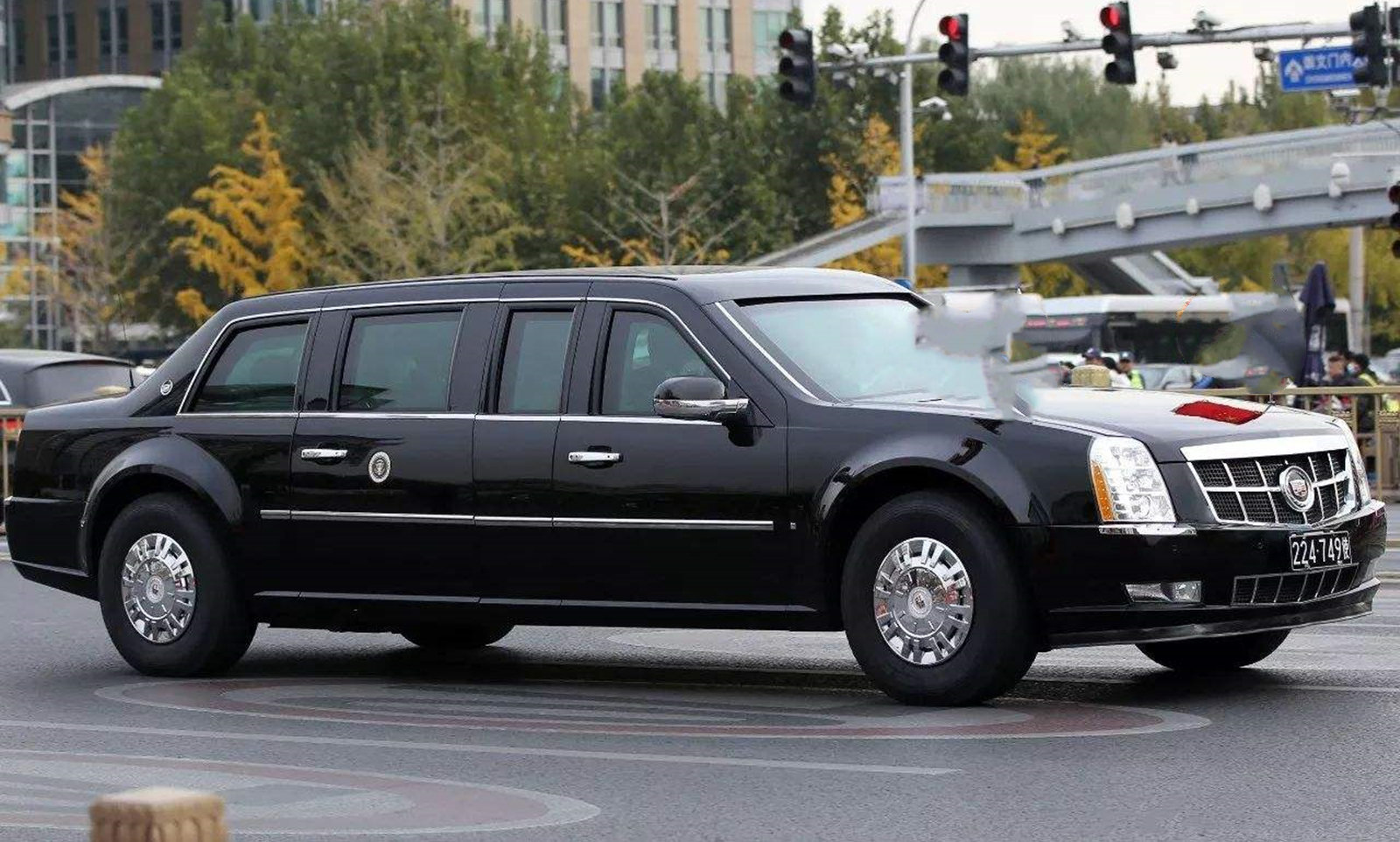 美国总统的那辆陆军一号有多先进rpg火箭筒都打不穿车门