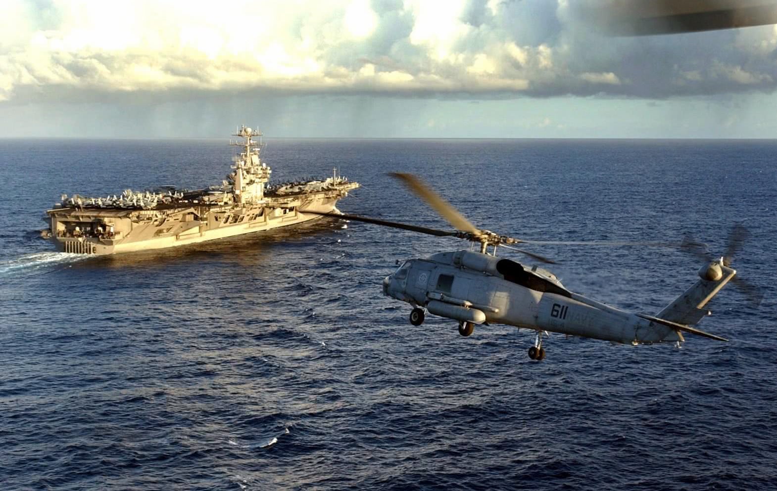 美军迎来下马威,航母突然遭老对手军舰包围,舰载机紧急起飞应战