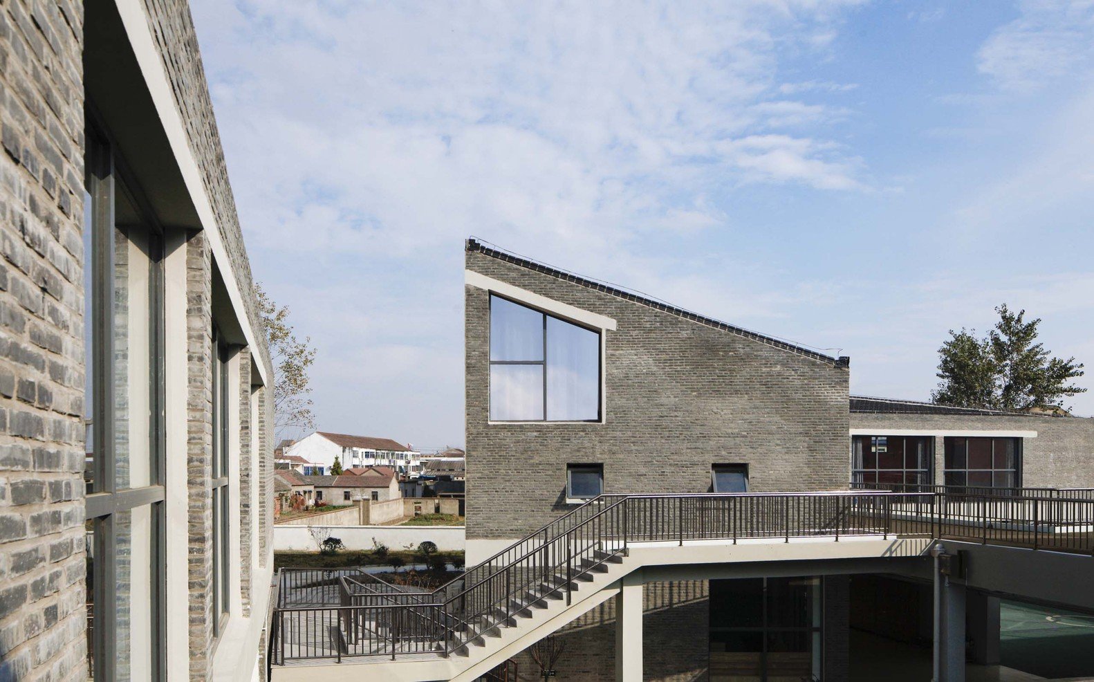 建筑立面上,内庭的墙面主要由青砖砌成,外墙则一律是白色灰泥,在纷乱