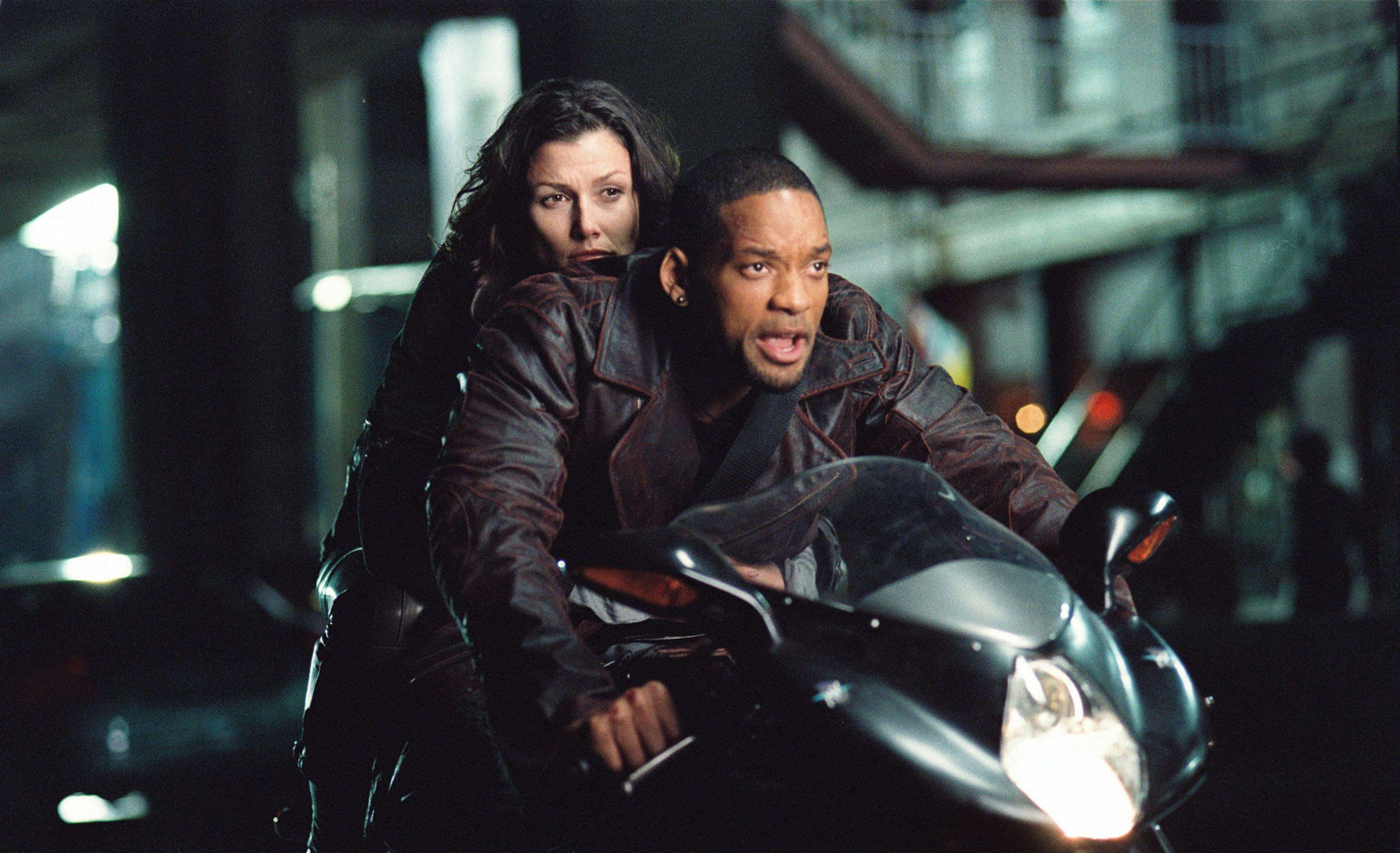 记得那会拍了一部叫《黑衣人》的电影,在00年就狂澜了数十亿票房,在06