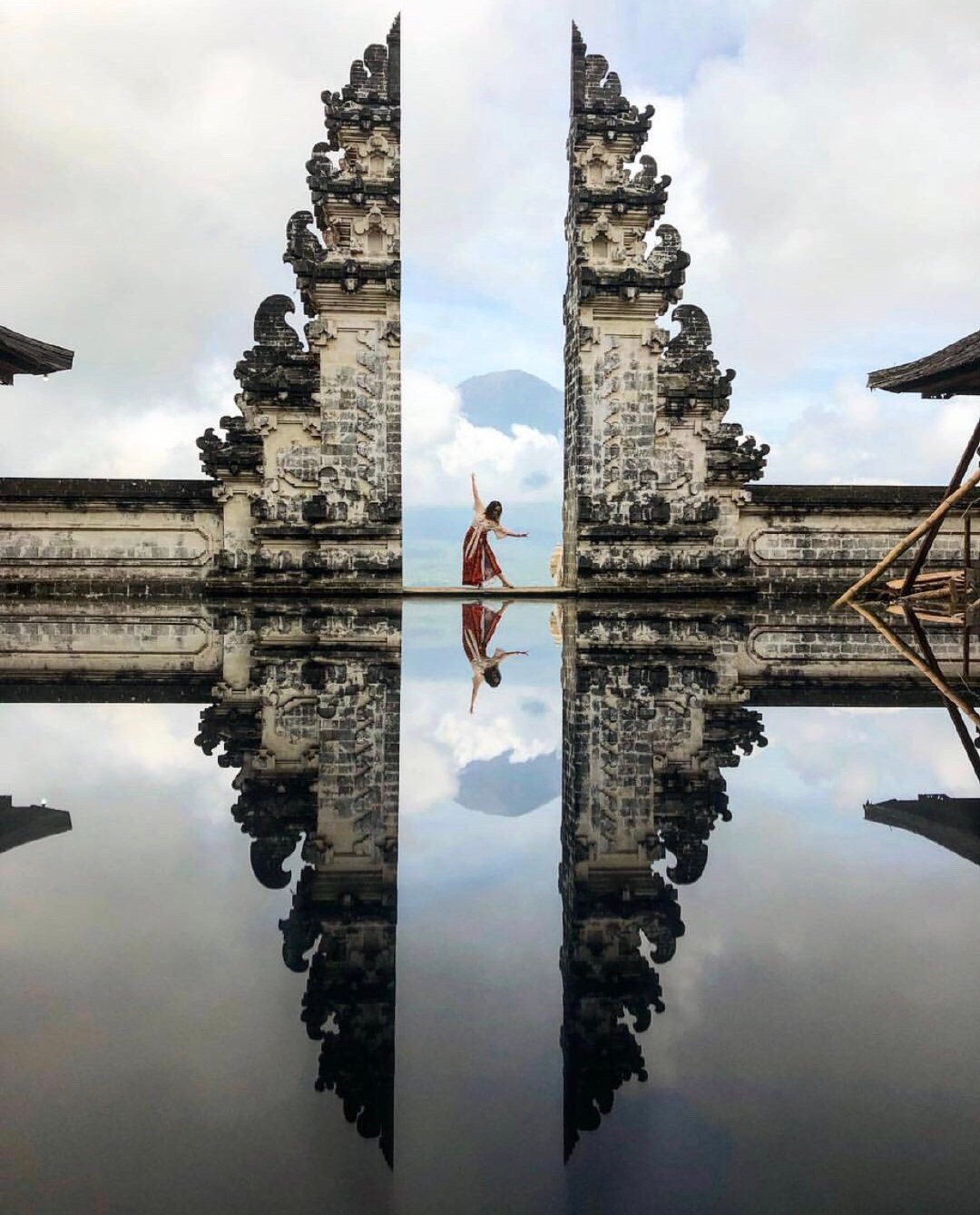 巴黎岛天空之门,也称善恶之门.这是离天空最近的一道门