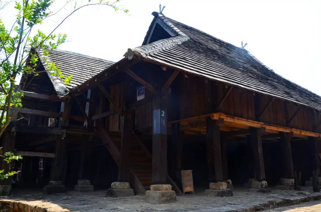 云南深山有个村庄,距今千年历史,只有80户人家,房子种满鲜花|云南|村