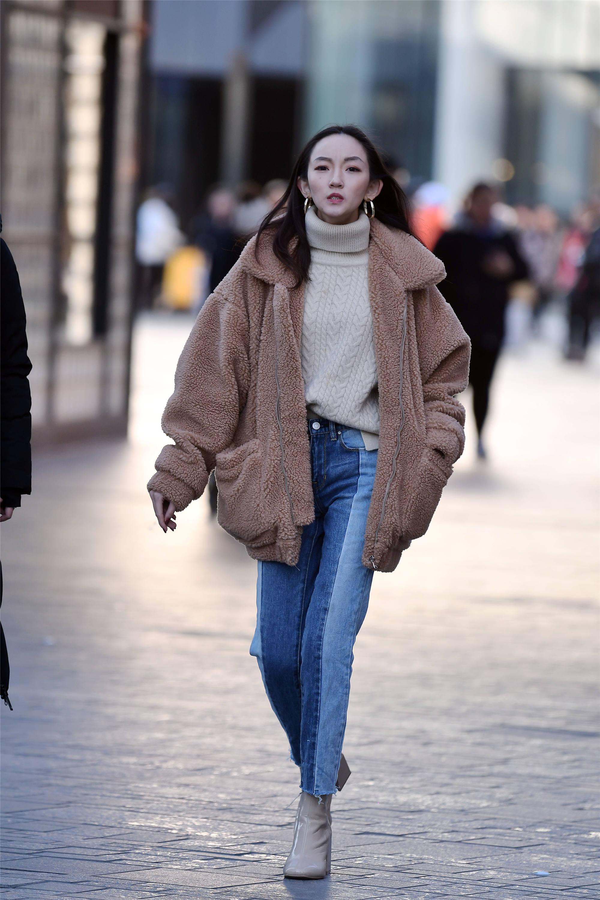 冬天穿牛仔裤要不要搭配一双长靴,时尚姑娘会给出你不同答案