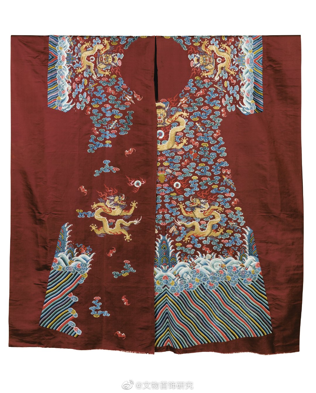 清十九世纪初酱红缎绣金龙福寿灵芝云纹吉服袍料307x153公分