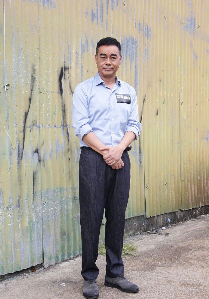 太瘦了,据悉他在第一部作品中饰演的香港警队高级督察章在山已经牺牲