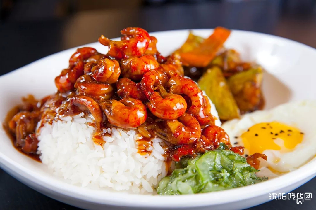 火爆全网的小龙虾盖浇饭足足有30 只小龙虾!