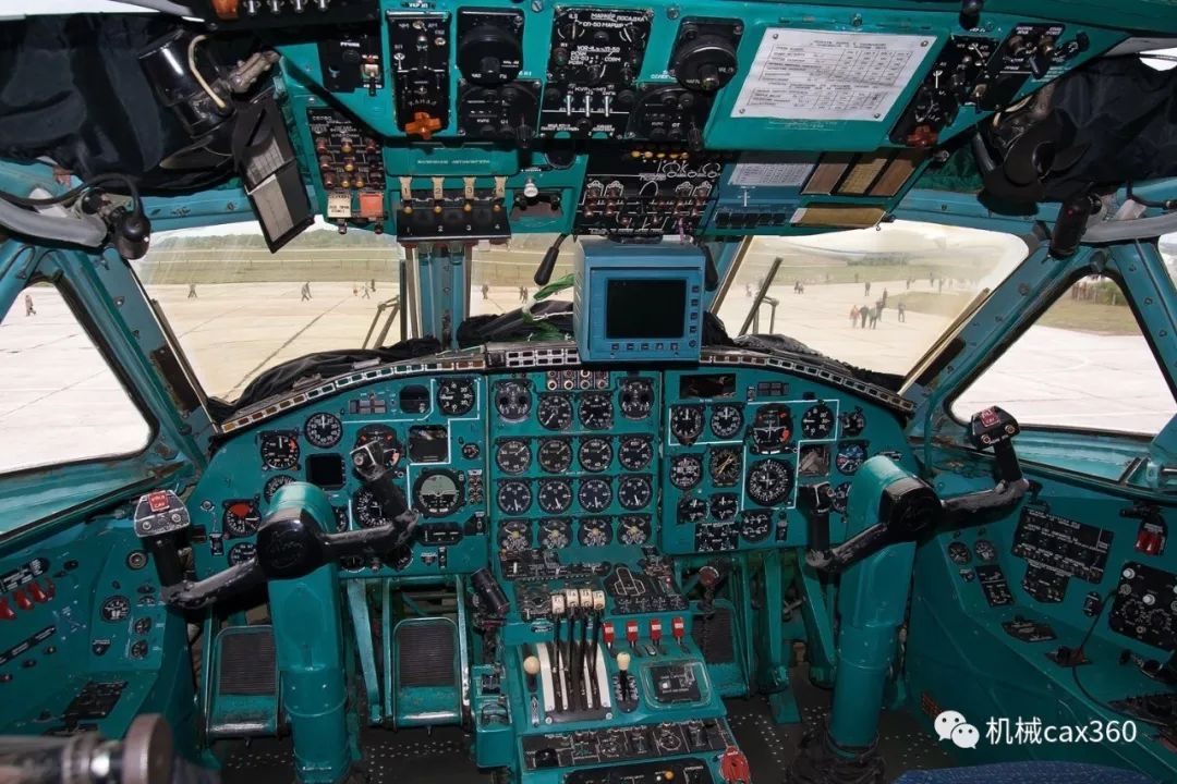 5吨) 安-22驾驶舱离地面很高,能容纳5至6名空勤人员,后货舱与主货舱