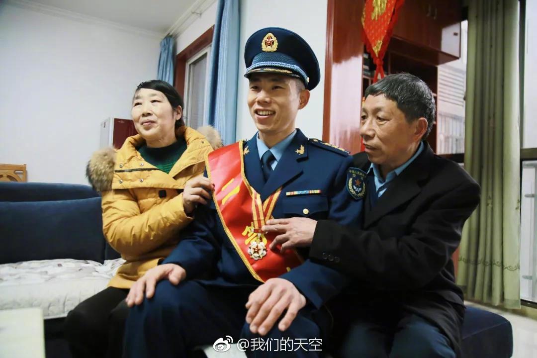 硬核连长！任职3年，连队军事训练年年“一级”！|_新浪军事_新浪新闻