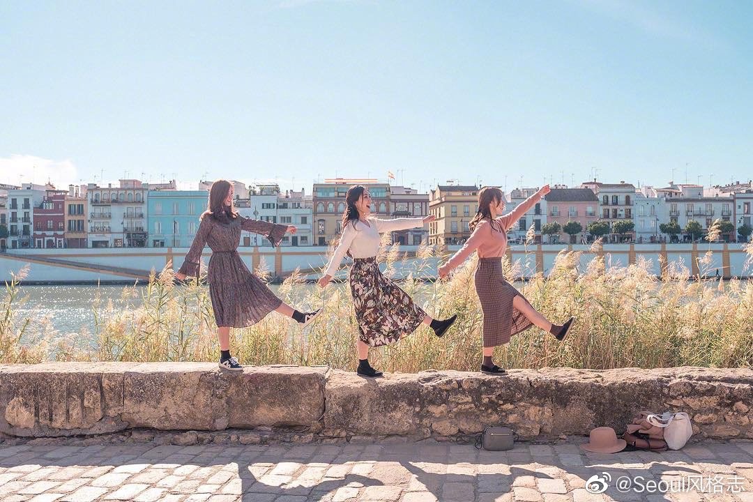 韩国旅游摄影爱好者的旅行闺蜜照旅行中用相机记录下自己和闺蜜最美的