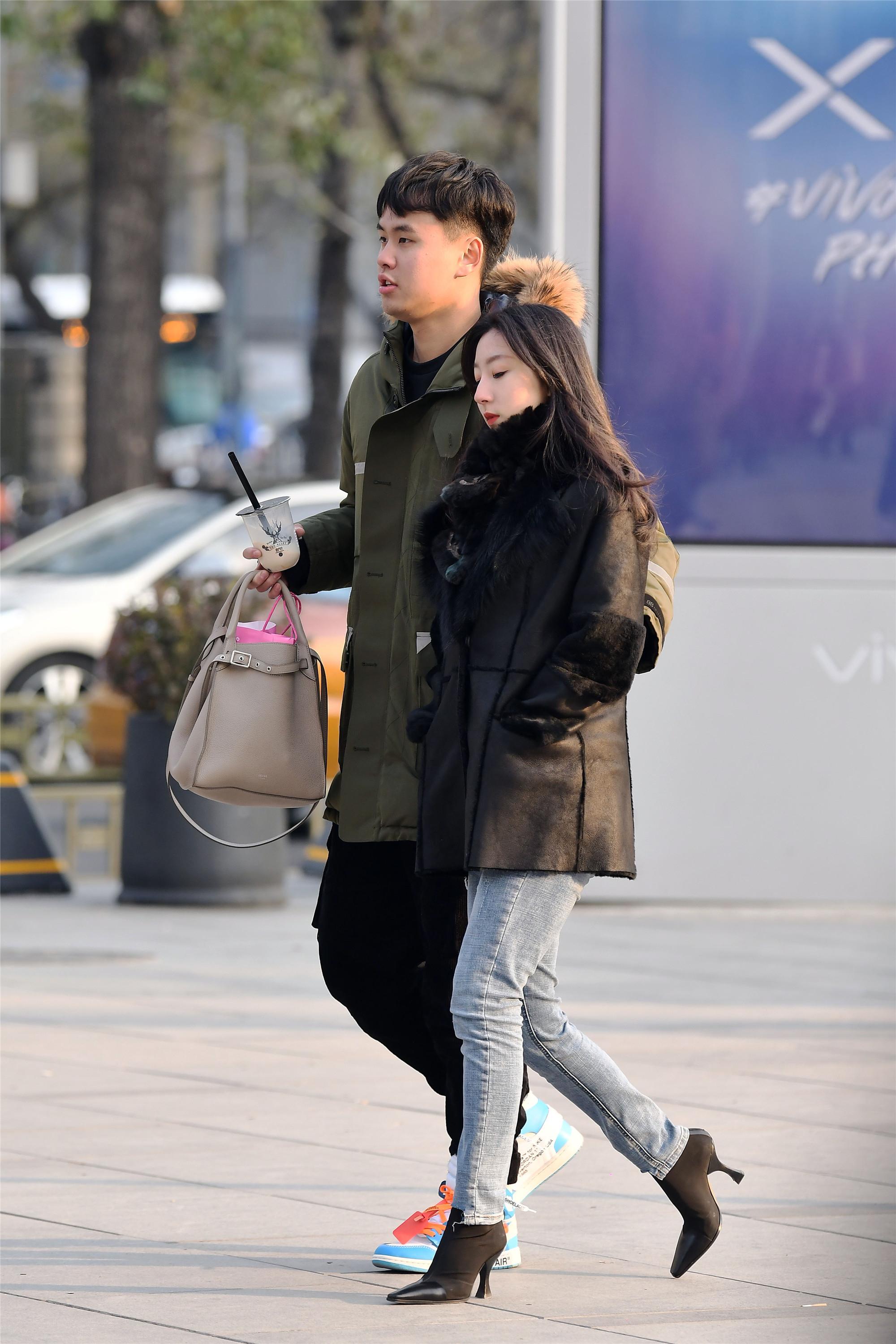 这些小姐姐逛街依旧坚持穿高跟鞋,看搭配出来的效果,累点也值了