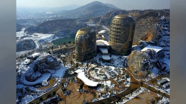 2018年12月31日,南京江北新区,雪后的蜂巢酒店
