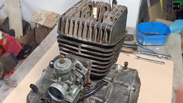 一台锈迹斑斑破旧不堪的雅马哈125摩托车发动机的翻新维修过程