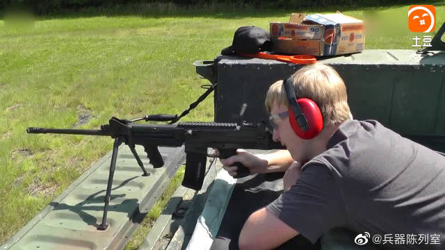 新加坡男子歧视华人女服务员狂吠︰不懂英语回