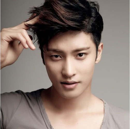 他因逃兵役被遣出韩国,到中国被成龙赏识,如今活成这样!