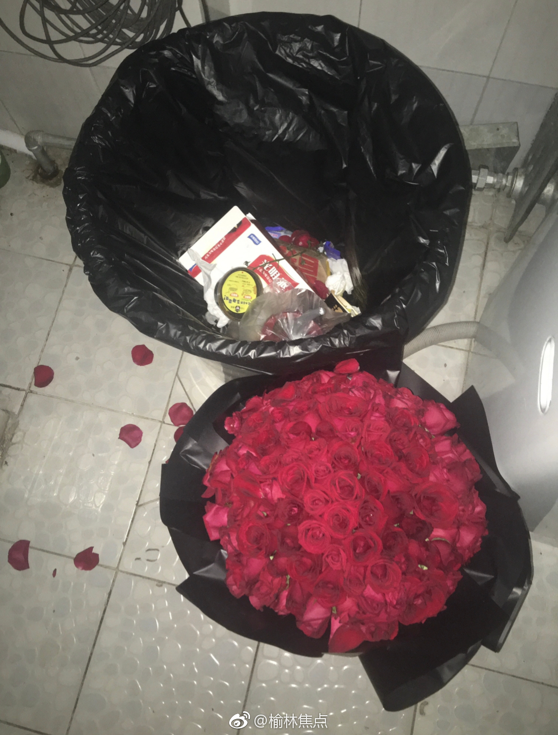 丢垃圾桶里的玫瑰花图片