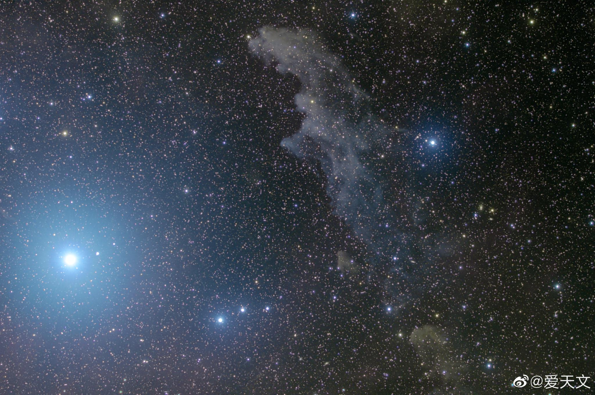 女巫头星云(ic2118)以及马卡良星链周边星系群.