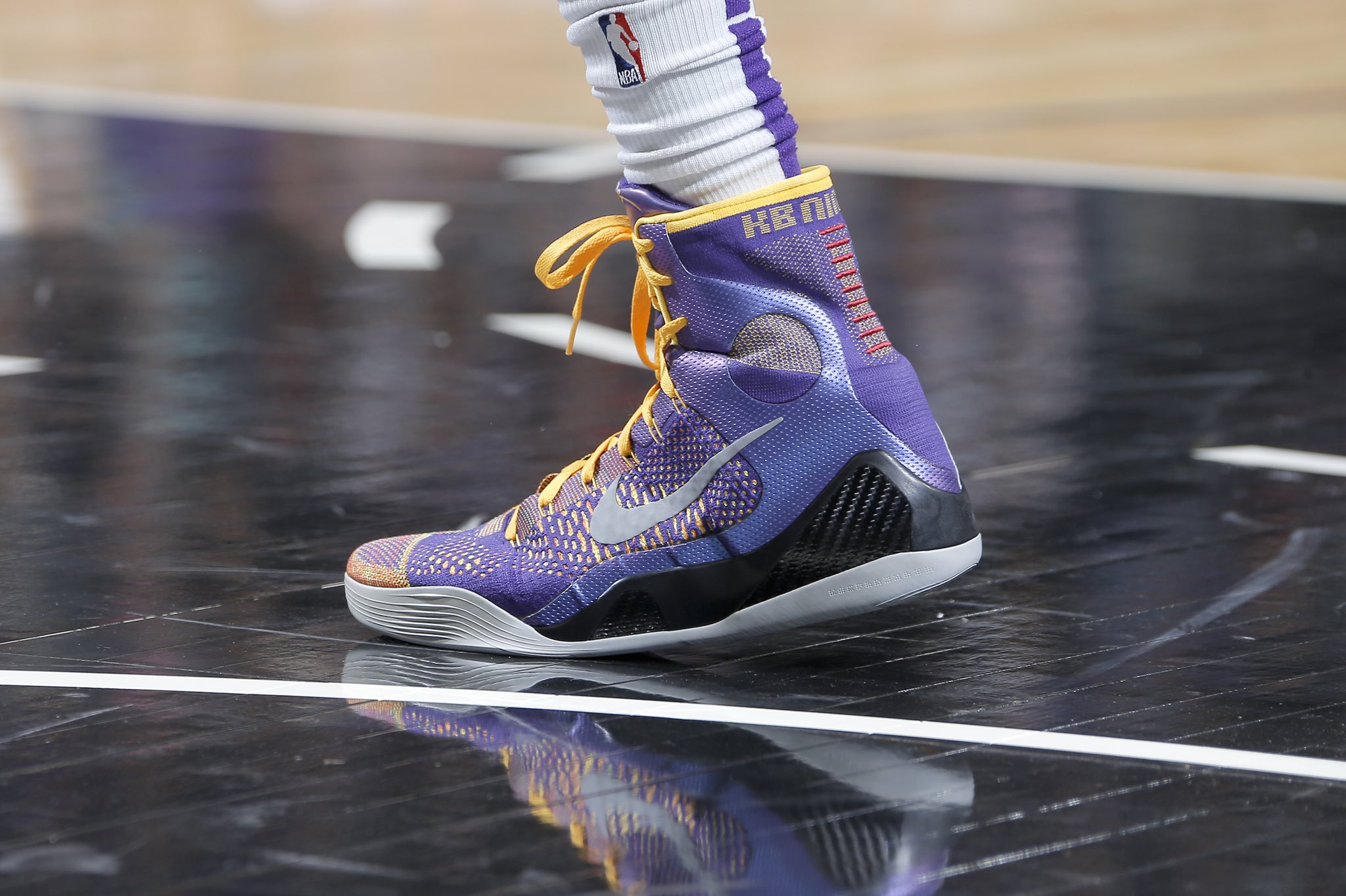 福克斯对湖人上脚 kobe 9 elite "showtime"库兹马"easter"kobe