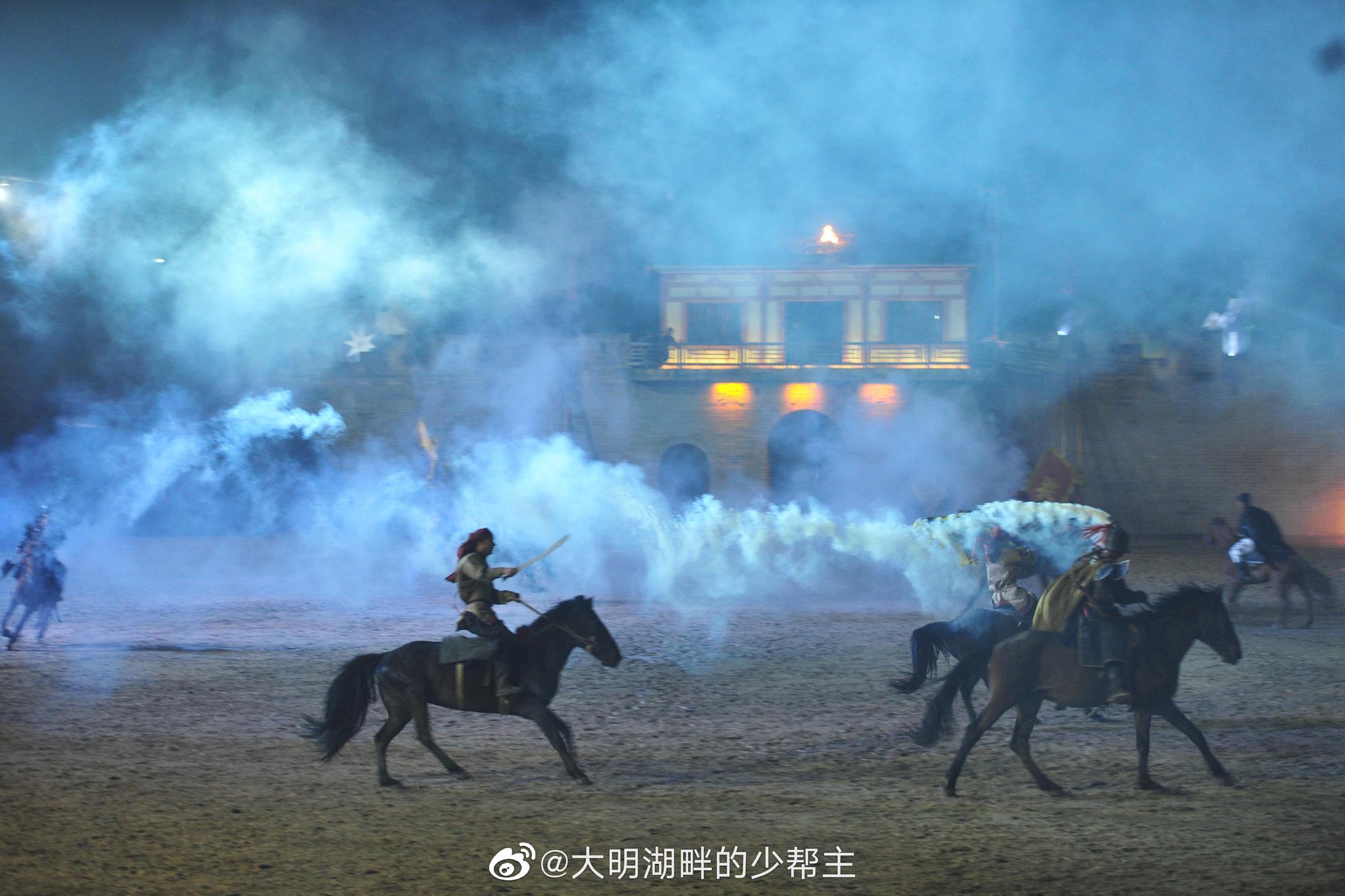 醉里挑灯看剑,梦回吹角连营。夜战夜精彩!看过晚上的马战么_新浪新闻
