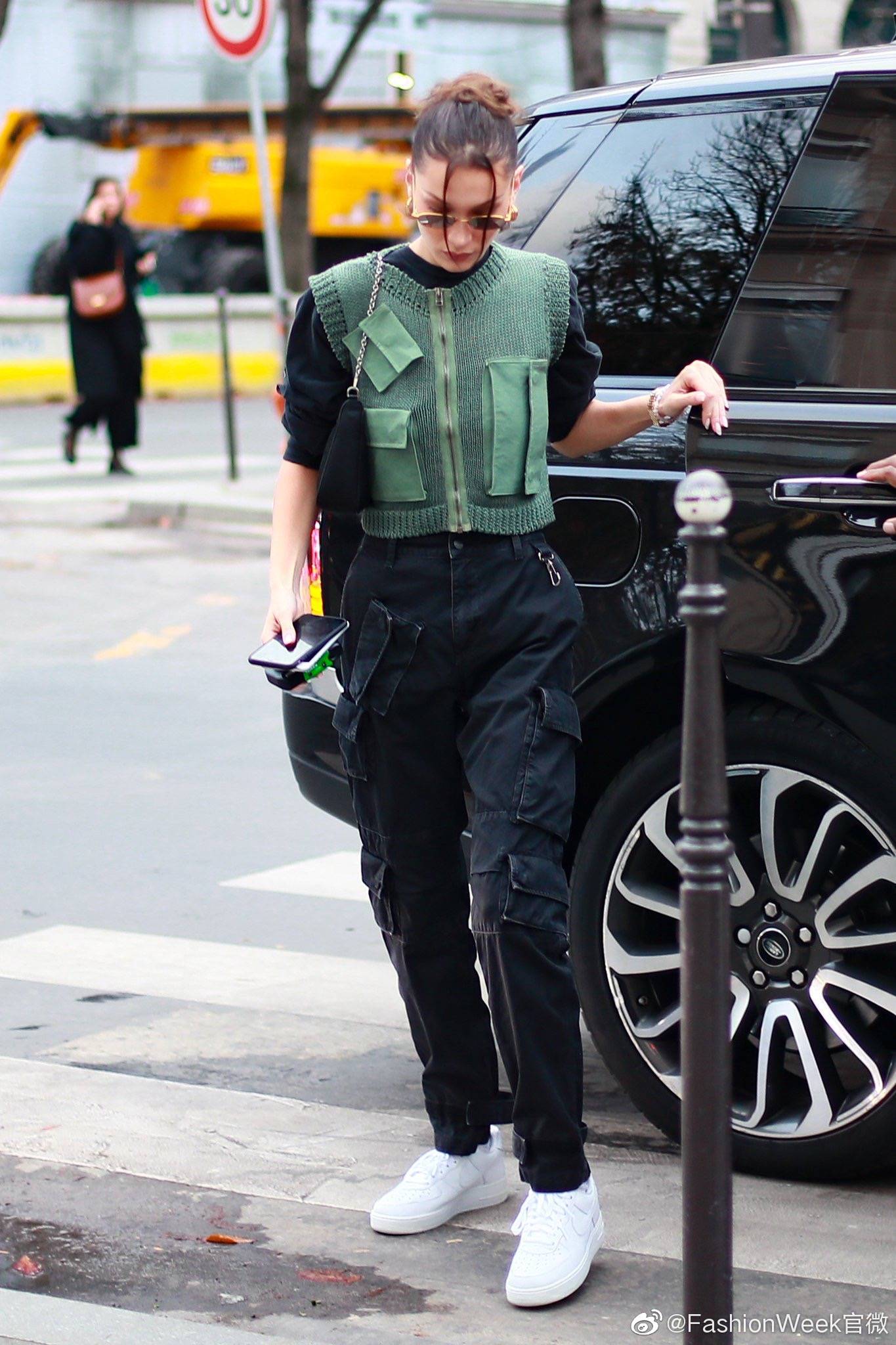 bella hadid | 近日巴黎私服街拍,绿色针织马甲搭配黑色工装裤