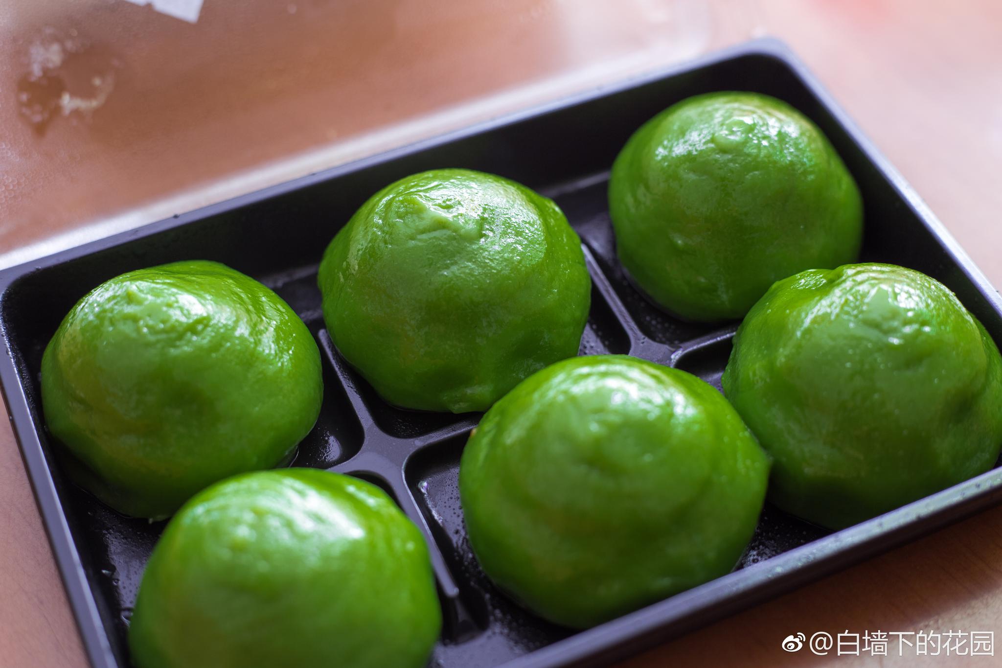 酒酿饼,青团子,是苏州春天的时令美食,往往只卖一季