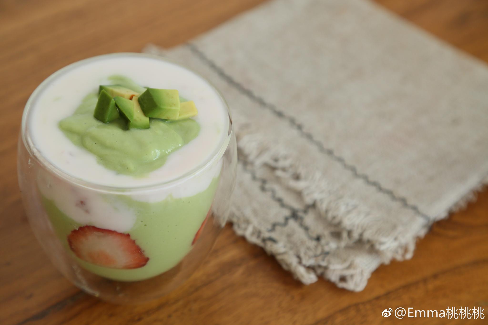 牛油果草莓奶昔