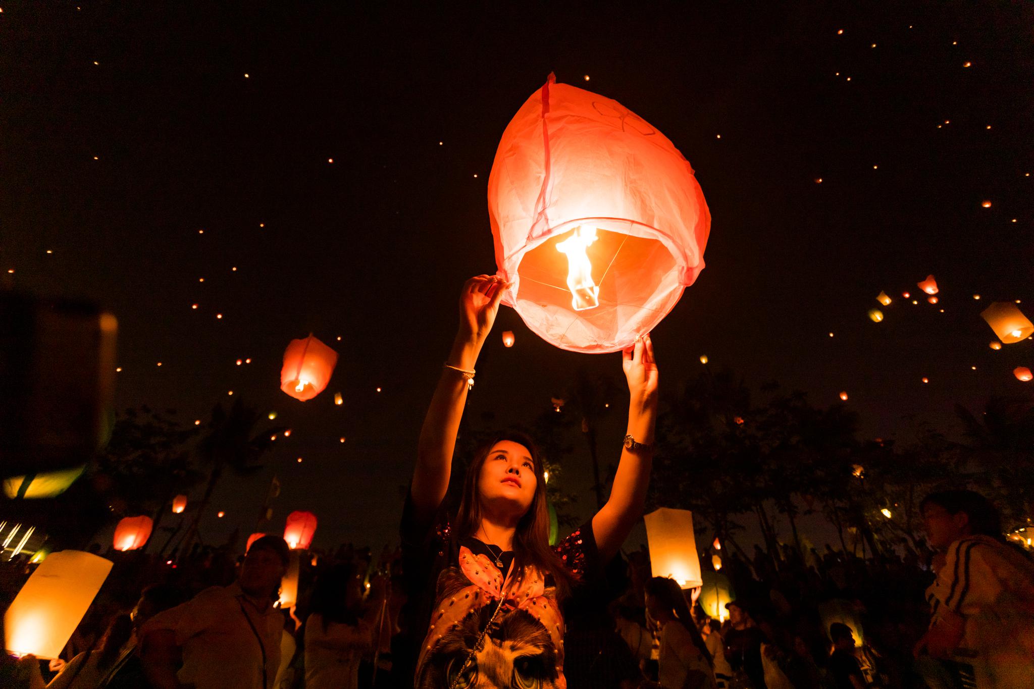 燃放的人群中,有闺蜜好友,祈祷来年一切顺利,有情侣夫妻,祈祷爱情甜