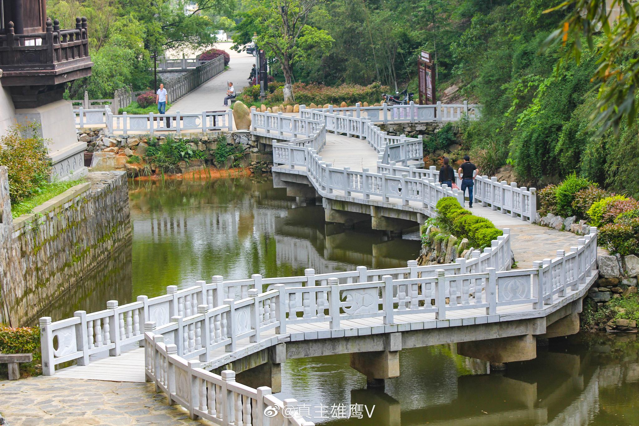 在天柱山麓有一处名为山谷流泉文化园的地方,这里风景秀丽