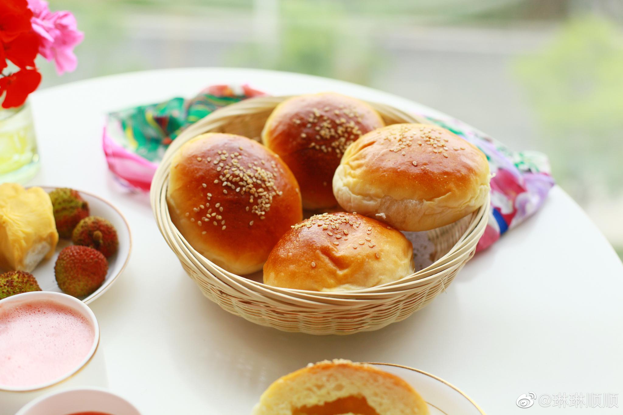 榴莲面包,榴莲!顺顺说好好的榴莲这样吃多好,非得放面包了,肯定难吃!