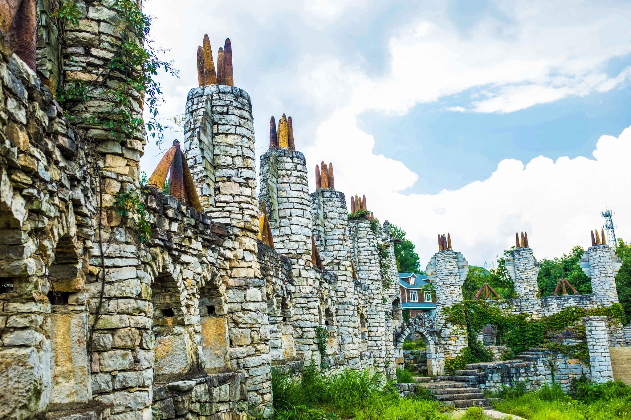 我国最霸气的人造景区,一个老人花20年建起石头城堡,网友:真牛