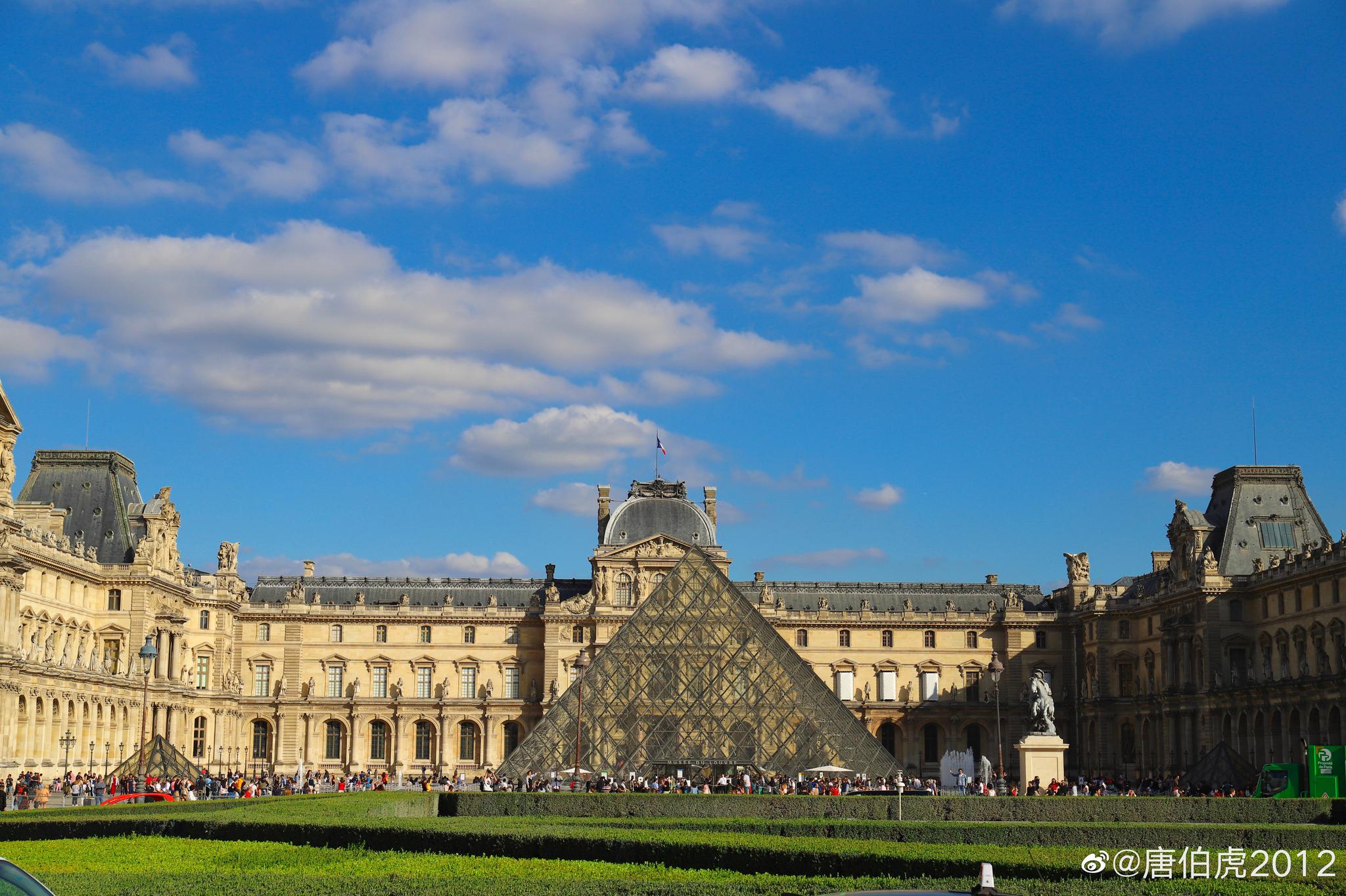 阳光明媚的卢浮宫上次来的时候闭馆了