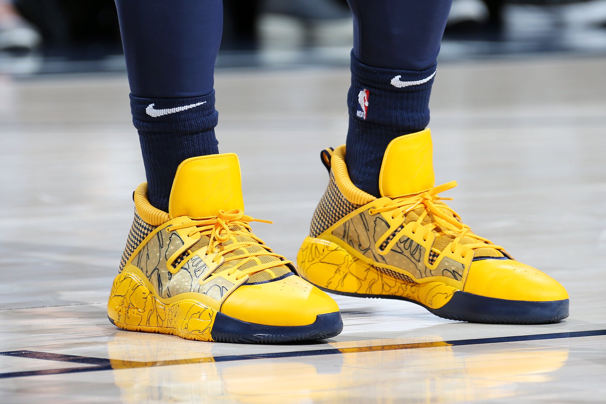 福克斯对湖人上脚 kobe 9 elite "showtime"库兹马"easter"kobe