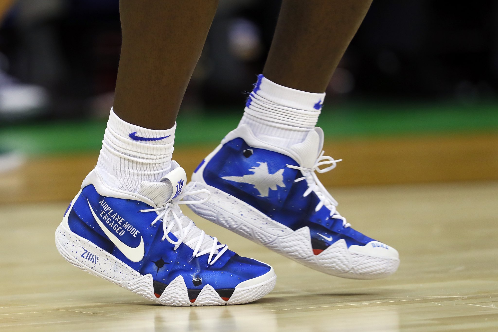 锡安-威廉姆斯的新战靴 nike kyrie 4 "airplane mode engaged"