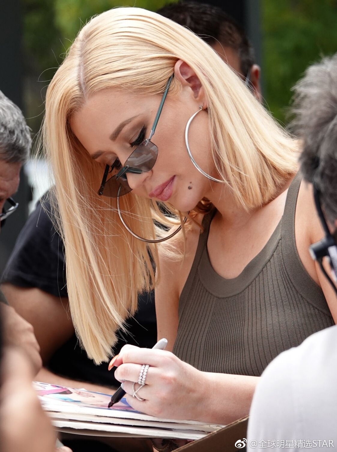 nba球星尼克杨前女友伊基现身悉尼机场t恤上的手势成亮点