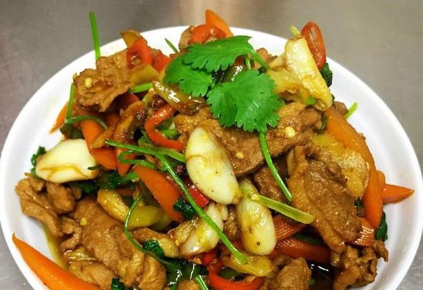 将煸炒过的肉片回锅,锅内喷入少许料酒翻炒均匀;将切段香芹倒入锅中